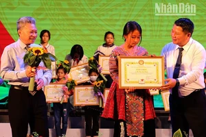 Lãnh đạo Tỉnh ủy Sơn La và Hội Khuyến học Việt Nam trao giấy khen cho học sinh nghèo hiếu học. 