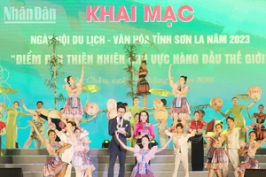 Chương trình văn nghệ tại lễ khai mạc ngày hội du lịch văn hóa tỉnh Sơn La.