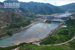 Thủy điện Sơn La những ngày này đang phải tích nước để ưu tiên cho trường hợp cung cấp điện đặc biệt.