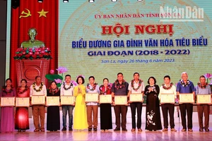 Lãnh đạo Ủy ban nhân dân tỉnh và Sở Văn hóa, Thể thao và Du lịch tỉnh Sơn La tặng Bằng khen các gia đình văn hóa tiêu biểu.
