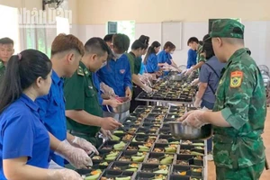Các lực lượng tham gia nấu bữa cơm trưa miễn phí cho các thí sinh tại điểm thị xã Chiềng Khương.