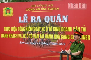 Lãnh đạo Công an tỉnh Sơn La phát biểu phát động tại lễ ra quân tổng kiểm soát xe ô-tô kinh doanh vận tải hành khách và hàng hóa bằng container.
