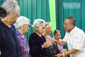 Tặng sản phẩm cao sâm Ngọc Linh cho người cao tuổi tại Tiểu khu 19, thị trấn Hát Lót, Mai Sơn.