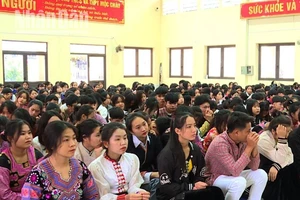 Đoàn viên, thanh niên các trường học tham gia chương trình tuyên truyền về chủ quyền an ninh biên giới quốc gia. (Ảnh: Vì Hiện)