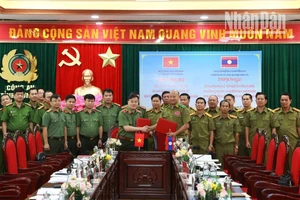 Công an tỉnh Sơn La và Công an tỉnh Louangphabang, nước bạn Lào ký kết biên bản ghi nhớ hợp tác bảo đảm an ninh trật tự năm 2024. (Ảnh: Cao Thiên)