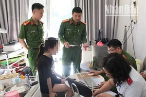 Lực lượng Cảnh sát kinh tế chủ trì, phối hợp Thanh tra Sở Y tế Sơn La tiến hành xử lý cơ sở thẩm mỹ TƯƠI SPA. (Ảnh: Cao Thiên)