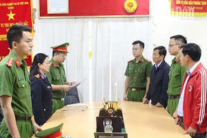Cơ quan cảnh sát điều tra Công an tỉnh Sơn La thi hành lệnh khởi tố vụ án, khởi tố bị can đối với Trương Minh Tuấn (áo đen bên phải). (Ảnh: Hiếu Thiên)