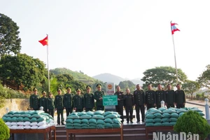 Bộ Chỉ huy Bộ đội Biên phòng tỉnh Sơn La tặng gạo cho các Đại đội Biên phòng của Bộ Chỉ huy Quân sự tỉnh Houaphanh tại cột Mốc 207.