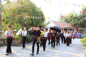 Lễ dâng hương tại Khu du lịch văn hóa tâm linh huyện Quỳnh Nhai.