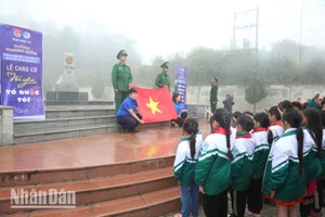 Tổ chức lễ chào cờ tại cột mốc biên giới khu vực Đồn Biên phòng Cửa khẩu Lóng Sập.