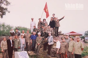 Ông Nguyễn Văn Bể (Đứng thứ 5, hàng thứ nhất từ trái qua) cùng đồng đội thăm lại chiến trường xưa Điện Biên Phủ. (Ảnh tư liệu chụp lại)