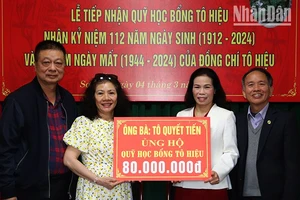 Lãnh đạo Hội Khuyến học tỉnh Sơn La tiếp nhận số tiền của gia đình ông Tô Quyết Tiến (thân nhân nhà cách mạng Tô Hiệu) ủng hộ Quỹ học bổng Tô Hiệu. 