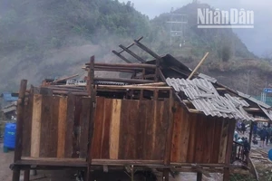 Gió lốc kèm mưa đá làm tốc mái nhà người dân tại xã Chiềng Khay, huyện Quỳnh Nhai. (Ảnh: Người dân cung cấp)
