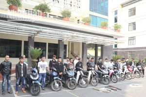 Cơ quan cảnh sát điều tra, Công an thành phố Sơn La đã thi hành các quyết định khởi tố 3 vụ án, khởi tố 38 bị can và lệnh bắt tạm giam các đối tượng về hành vi “Gây rối trật tự công cộng” và “Cố ý gây thương tích”.