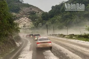 Mưa đá với lượng lớn gây ảnh hưởng tới việc di chuyển của các phương tiện giao thông trên tuyến Quốc lộ 6, đoạn chạy qua huyện Vân Hồ, tỉnh Sơn La. (Ảnh: Người dân cung cấp).