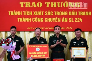 Thiếu tướng Hoàng Hữu Chiến, Phó Tư lệnh Bộ Tư lệnh kiêm Tham mưu trưởng Bộ đội Biên phòng trao thưởng cho lực lượng có thành tích phá thành công Chuyên án SL224.