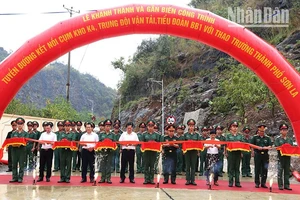 Các đại biểu cắt băng khánh thành công trình chào mừng 70 năm Chiến thắng Điện Biên Phủ.