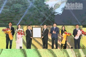 Bộ Văn hóa, Thể thao và Du lịch trao quyết định công nhận Khu du lịch quốc gia Mộc Châu cho 2 huyện Mộc Châu và Vân Hồ.