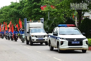 Các lực lượng diễu hành tuyên truyền về quyền và bảo vệ trẻ em trên các tuyến đường của huyện Quỳnh Nhai, tỉnh Sơn La.