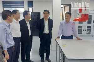 Đồng chí Chủ tịch Ủy ban nhân dân tỉnh Sơn La kiểm tra tình hình sản xuất tại Công ty cổ phần phân bón Sông Lam Tây Bắc.
