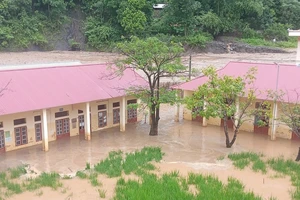 Mưa lớn kéo dài đã gây ngập úng tại Trường trung học cơ sở xã Tạ Khoa, huyện Bắc Yên. (Ảnh: Người dân cung cấp)