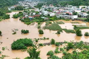 Mưa lớn kéo dài đã gây ngập úng khu vực thị trấn Hát Lót. Huyện Mai Sơn đã phải di dời nhiều hộ dân tại các xã, thị trấn.