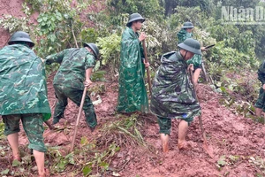 Cán bộ, chiến sĩ Đồn Biên phòng Chiềng Sơn, Mộc Châu, dọn dẹp bùn đất do sạt lở trên tuyến tỉnh lộ 102.