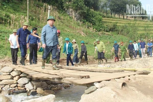 Đồng chí Trưởng Ban Tuyên giáo Trung ương kiểm tra tình hình thiệt hại, công tác khắc phục hậu quả do mưa lũ do bão số 3 tại bản Pú Dảnh.