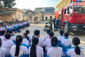 Học sinh tại các trường học rất hào hứng khi được tham gia trải nghiệm công tác phòng cháy, chữa cháy.