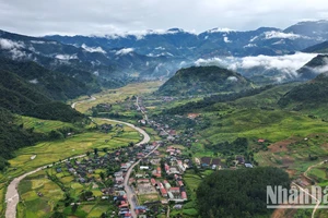 Trung tâm xã vùng cao Ngọc Chiến, Mường La đã được đầu tư đường giao thông đi lại thuận tiện 4 mùa.