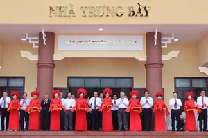 Nguyên Phó Thủ tướng Thường trực Trương Hòa Bình cùng lãnh đạo tỉnh Long An cắt băng khánh thành nhà trưng bày tại Di tích lịch sử Khu lưu niệm Nguyễn Thông. 