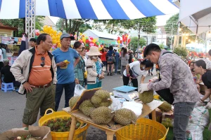 Du khách tham quan, dùng thử trái cây tại lễ hội. (Ảnh: NGỌC HÒA)