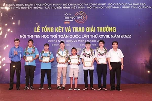 Bí thư Thường trực Trung ương Đoàn Bùi Quang Huy (ngoài cùng bên trái) trao Huy hiệu “Tuổi trẻ sáng tạo” tặng các thí sinh xuất sắc nhất Hội thi Tin học trẻ toàn quốc năm 2022.