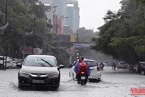 Mưa to gây ngập nước cục bộ điểm đường nội thị trước cổng trường THPT Đào Duy Từ và THCS Trần Mai Ninh, thành phố Thanh Hóa.