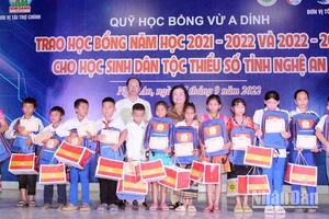 Đồng chí Trương Mỹ Hoa trao tặng các suất học bổng Vừ A Dính cho các em học sinh. (Ảnh: THANH QUỲNH)