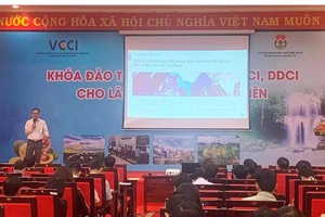 Quang cảnh lớp đào tạo, tập huấn về cải thiện môi trường đầu tư kinh doanh, nâng cao năng lực cạnh tranh cấp tỉnh cho cán bộ, doanh nghiệp tỉnh Đắk Nông.