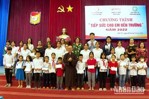 Hội khuyến học tỉnh trao học bổng “Tiếp sức đến trường” cho học sinh trên địa bàn thành phố Việt Trì.