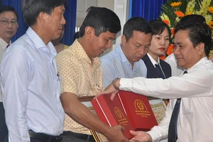Đồng chí Trần Văn Dũng trao Bằng khen của UBND tỉnh Tiền Giang cho các tổ chức chấp hành pháp luật thuế năm 2021.