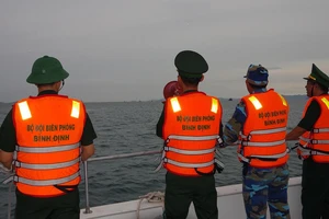 Cán bộ, chiến sĩ Đồn Biên phòng cửa khẩu cảng Quy Nhơn và Hải đội Biên phòng 2 kêu gọi tàu thuyền vào nơi neo đậu. 