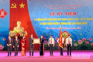 Quang cảnh ngành Giáo dục và Đào tạo Ninh Bình đón nhận Huân chương Độc lập hạng Nhất.