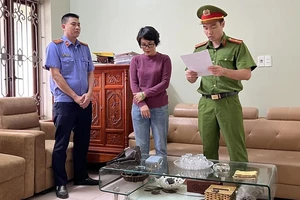 Công an tỉnh Bắc Giang thực hiện các thủ tục tố tụng đối với bị can Dương Thị Nga (đứng giữa).