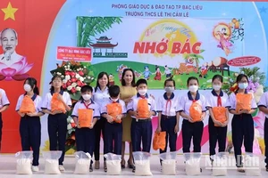 Nhiều học sinh nghèo ở Bạc Liêu được nhà trường tặng gạo.
