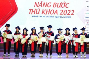 Thứ trưởng Giáo dục và Đào tạo Hoàng Minh Sơn và Hiệu trưởng Trường Đại học Y Hà Nội Nguyễn Hữu Tú trao khen thưởng cho các sinh viên tại điểm cầu Hà Nội.