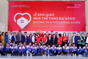 Các học sinh và thầy cô Trường Tiểu học và Trung học cơ sở Đông Xuyên hào hứng chụp hình lưu niệm tại Trung tâm thể thao đa năng mới khánh thành.