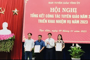 Lãnh đạo tỉnh Bạc Liêu trao Giải báo chí Búa liềm vàng năm 2022 cho các tác giả đoạt giải cao.