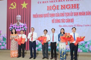 Lãnh đạo tỉnh Bạc Liêu trao quyết định, tặng hoa Ban Giám đốc Sở Khoa học và Công nghệ tỉnh.