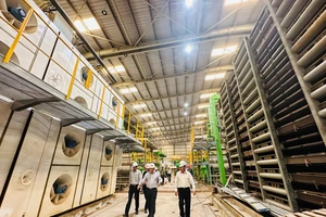 Lãnh đạo tỉnh Quảng Ngãi cùng các sở ban ngành, đơn vị liên quan đã kiểm tra thực tế các phân xưởng của Nhà máy Bột – Giấy VNT 19.