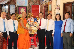 Đoàn công tác tặng quà chúc Tết các hòa thượng, cùng toàn thể đồng bào Khmer.