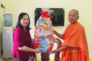 Phó Chủ tịch UBND thành phố Bạc Liêu Đỗ Ái Lam thăm, tặng quà nhà sư tại chùa của đồng bào Khmer.