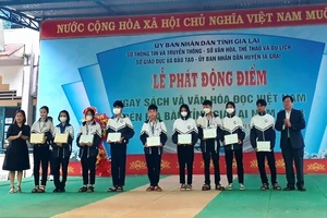 Trao quà khuyến đọc cho học sinh Trường THPT Phạm Văn Đồng. 